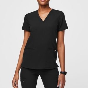 Figs 3-pocket scrub top